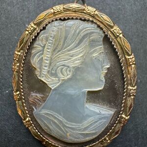 Vintage mother of pearl Cameo Pendant Brooch in Gold-Filled